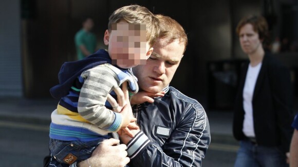 Wayne Rooney : Papa attentif et protecteur avec son fils sous les yeux de Coleen