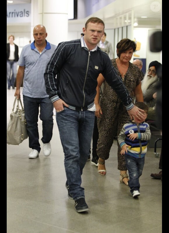 Wayne Rooney et son fils Kai reviennent de Las Vegas le 22 mai 2012 à Manchester