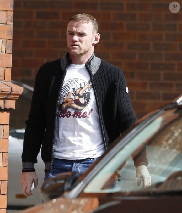 LE JOUEUR DE FOOTBALL WAYNE ROONEY SE PROMENE DANS LES RUES DE MANCHESTER. LE 19 SEPTEMBRE 2012  Wayne Rooney is spotted out with a t-shirt saying 'Taste Me' with a 1950's style pin-up on the front. The footballer was spotted heading into a boutique hotel in Manchester alone.19/09/2012 - MANCHESTER