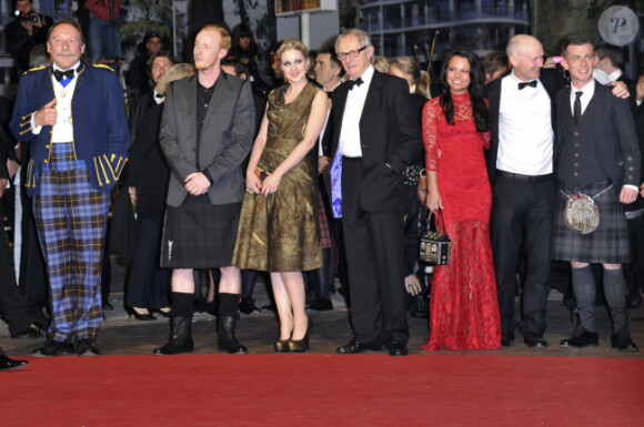 L'équipe du film La Part des anges de Ken Loach lors de la montée des marches au festival de Cannes le 22 mai 2012
