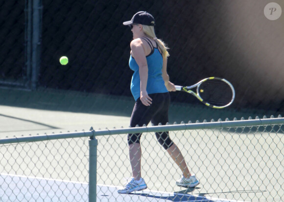 Reese Witherspoon joue au tennis avec son ventre rond, à Los Angeles le 23 mai 2012.