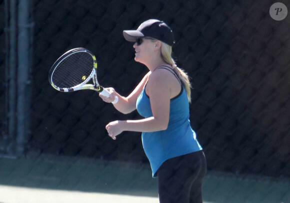 Reese Witherspoon joue au tennis à Los Angeles le 23 mai 2012.