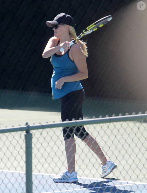 Reese Witherspoon, enceinte de son troisième enfant, joue au tennis à Los Angeles le 23 mai 2012.