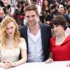 Sarah Gadon, Robert Pattinson et Emily Hampshire lors du photocall du film Cosmopolis le 25 mai 2012 au Festival de Cannes
