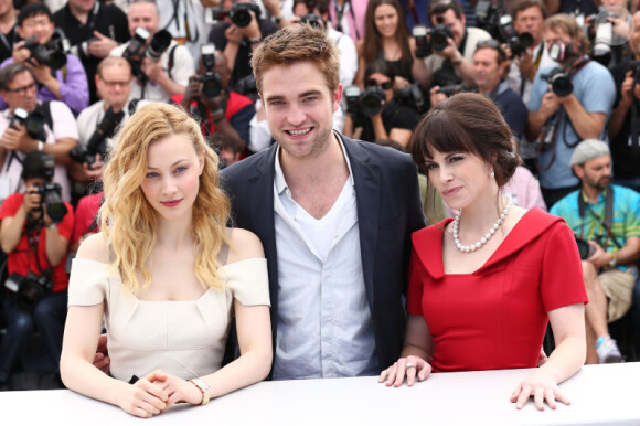 Sarah Gadon, Robert Pattinson et Emily Hampshire lors du photocall du film Cosmopolis le 25 mai 2012 au Festival de Cannes