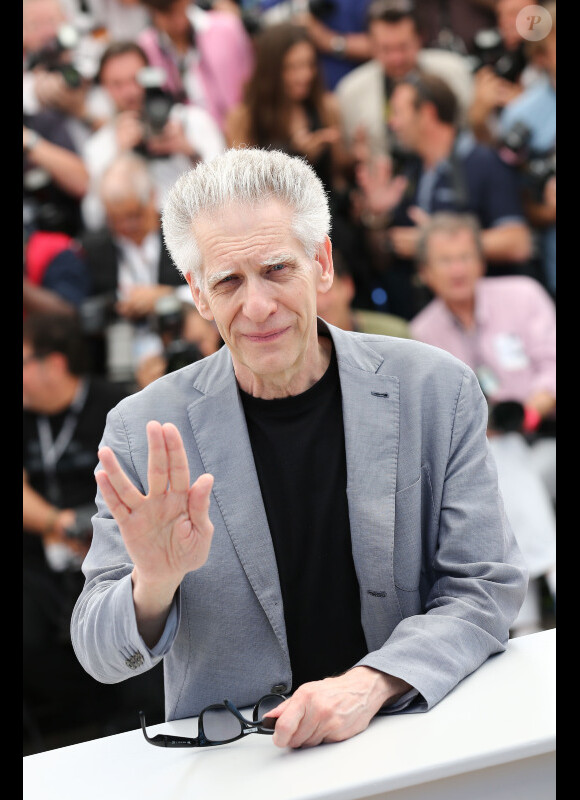 David Cronenberg faisant le salut Vulcain lors du photocall du film Cosmopolis le 25 mai 2012 au Festival de Cannes