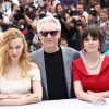 Sarah Gadon, David Cronenberg et Emily Hampshire lors du photocall du film Cosmopolis le 25 mai 2012 au Festival de Cannes