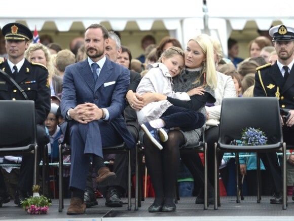 La princesse Ingrid, 8 ans, trouvent les obligations de ses parents bien matinales ! Le prince Haakon et la princesse Mette-Marit de Norvège effectuaient du 24 au 26 mai une tournée en bateau dans le comté occidental de Møre og Romsdal, avec leurs enfants, le prince Sverre, 6 ans, et la princesse Ingrid, 8 ans.