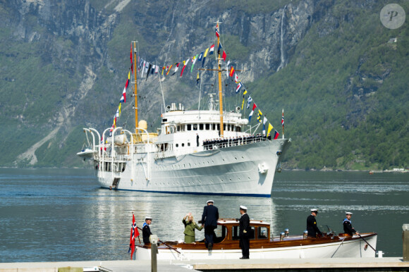 Haakon et Mette-Marit de Norvège effectuaient du 24 au 26 mai une tournée en bateau dans le comté occidental de Møre og Romsdal, avec leurs enfants, le prince Sverre, 6 ans, et la princesse Ingrid, 8 ans.