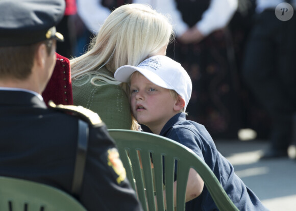 Le prince héritier Haakon et la princesse Mette-Marit de Norvège effectuaient du 24 au 26 mai une tournée en bateau dans le comté occidental de Møre og Romsdal, avec leurs enfants, le prince Sverre, 6 ans, et la princesse Ingrid, 8 ans.