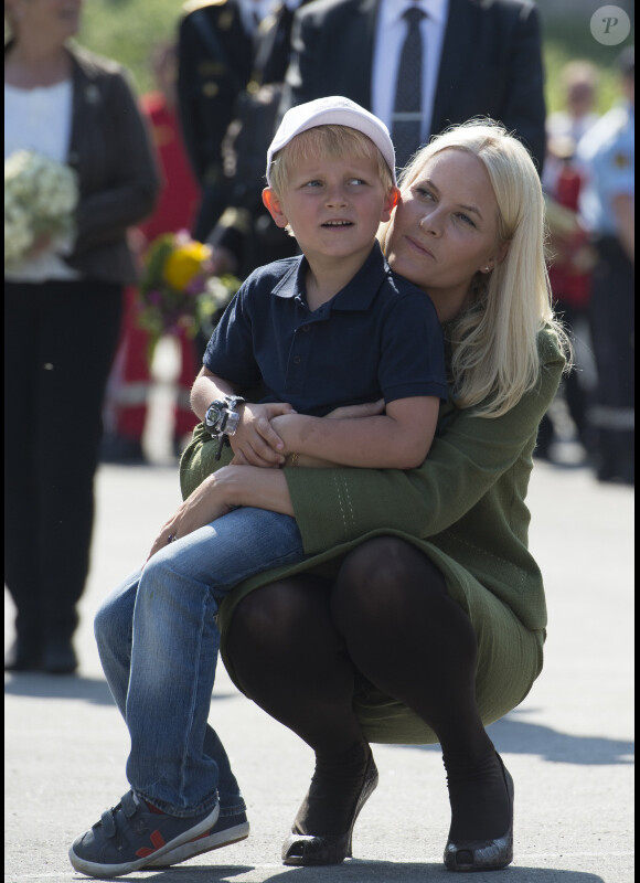 Le prince Sverre, 6 ans, a été un peu fatigué par la tournée intense de ses parents. Heureusement, sa maman la princesse Mette-Marit était toujours là pour le motiver.
Le prince héritier Haakon et la princesse Mette-Marit de Norvège effectuaient du 24 au 26 mai une tournée en bateau dans le comté occidental de Møre og Romsdal, avec leurs enfants, le prince Sverre, 6 ans, et la princesse Ingrid, 8 ans.