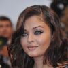 Aishwarya Rai, un beauty look sensuel pour la jeune maman sur la tapis rouge au Festival de Cannes. Le 25 mai 2012.
