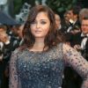 Aishwarya Rai rayonnante et glamour choisit une robe Elie Saab pour la montée des marches de Cosmopolis au Festival de Cannes.Le 25 mai 2012.