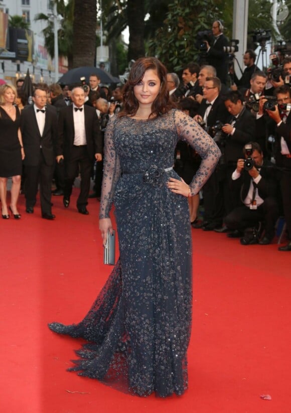 Aishwarya Rai rayonnante dans une robe Elie Saab pour la montée des marches de Cosmopolis au Festival de Cannes.Le 25 mai 2012.