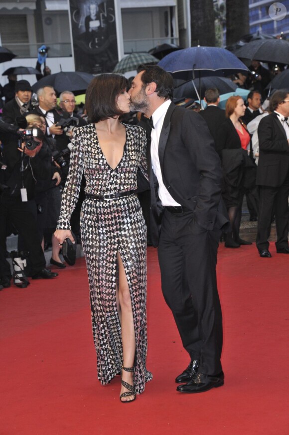 Mélanie Doutey et Gilles Lellouche lors de la montée des marches pour la cérémonie de clôture du Festival de Cannes le 27 mai 2012