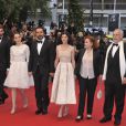 L'équipe du film Thérèse Desqueyroux du regretté Claude Miller (film de clôture) lors de la montée des marches pour la cérémonie de clôture du Festival de Cannes le 27 mai 2012