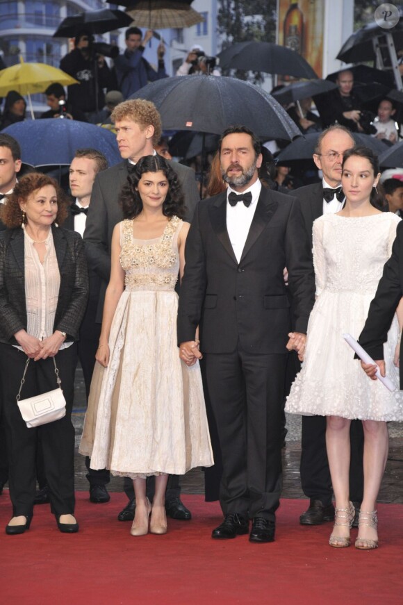 L'équipe du film Thérèse Desqueyroux du regretté Claude Miller (film de clôture) lors de la montée des marches pour la cérémonie de clôture du Festival de Cannes le 27 mai 2012