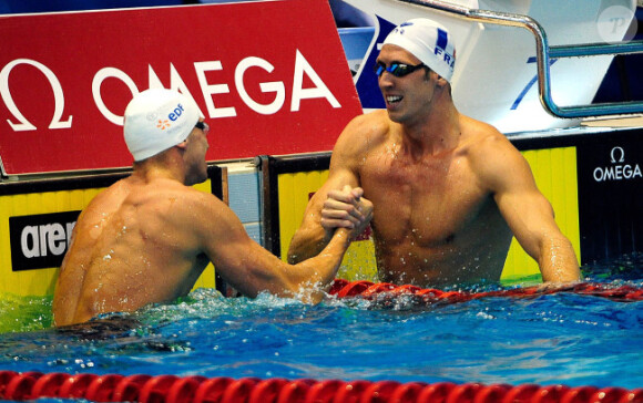 Frédérick Bousquet félicité par Alain Bernard le 27 mai 2012 à Debrecen après sa victoire sur 50 mètres nage libre lors des championnats d'Europe