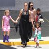 Heidi Klum, une maman aux petits soins pour ses enfants. A Los Angeles. Le 27 mai 2012.