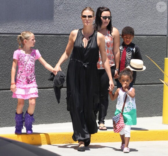 Heidi Klum, une maman aux petits soins pour ses enfants. A Los Angeles. Le 27 mai 2012.