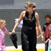 Heidi Klum se promène avec ses enfants dans le quartier de Westwood à Los Angeles. Le 27 mai 2012.