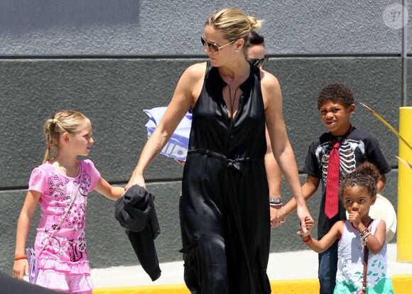 Heidi Klum se promène avec ses enfants dans le quartier de Westwood à Los Angeles. Le 27 mai 2012.