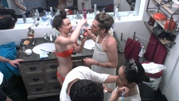 Capucine, en homme, maquille Yoann dans Secret Story 6, lundi 28 mai 2012
