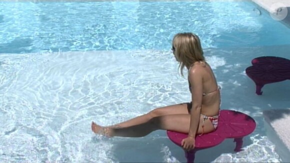 Virginie dans la piscine dans Secret Story 6, lundi 28 mai 2012