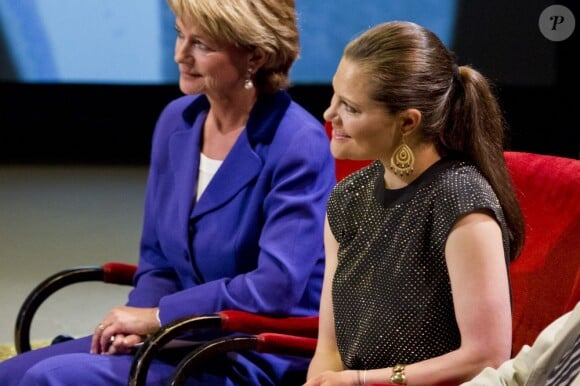 La princesse Victoria de Suède, ici au côté de la ministre de la Culture Lena Liljeroth, remettait le 28 mai 2012 au Concert Hall de Stockholm le Astrid Lindgren Memorial Award à l'auteur jeunesse Guus Kuijer. Une cérémonie qui marquait son grand retour après son congé maternité.