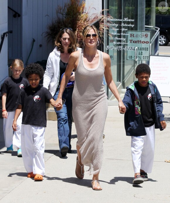 Heidi Klum, de retour à Brentwood après le faste cannois, retrouve sa vie de maman. Los Angeles, le 26 mai 2012.