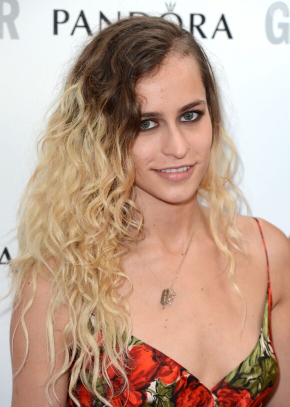 Alice Dellal était très sexy pour soutenir sa grande soeur lauréate Charlotte Olympia lors des Glamour Awards 2012 au Berkeley Square Gardens. Londres, le 29 mai 2012.