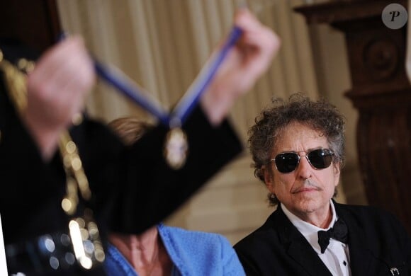 Le président des Etats-Unis Barack Obama remettait dans l'après-midi du 29 mai 2012 la Médaille présidentielle de la liberté à des personnalités majeures, dont Bob Dylan, dans la salle Est de la Maison Blanche.