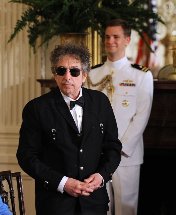 Le président des Etats-Unis Barack Obama remettait dans l'après-midi du 29 mai 2012 la Médaille présidentielle de la liberté à des personnalités majeures, dont Bob Dylan, dans la salle Est de la Maison Blanche.