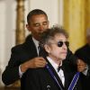 Barack Obama a décoré certains de ses héros : le président des Etats-Unis remettait dans l'après-midi du 29 mai 2012 la Médaille présidentielle de la liberté à des personnalités majeures, dont Bob Dylan, dans la salle Est de la Maison Blanche.