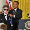 Bob Dylan est resté impassible et a gardé ses lunettes de soleil pendant la cérémonie.
Le président des Etats-Unis Barack Obama remettait dans l'après-midi du 29 mai 2012 la Médaille présidentielle de la liberté à des personnalités majeures, dont Bob Dylan, dans la salle Est de la Maison Blanche.