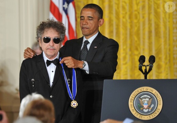 Bob Dylan est resté impassible et a gardé ses lunettes de soleil pendant la cérémonie.
Le président des Etats-Unis Barack Obama remettait dans l'après-midi du 29 mai 2012 la Médaille présidentielle de la liberté à des personnalités majeures, dont Bob Dylan, dans la salle Est de la Maison Blanche.