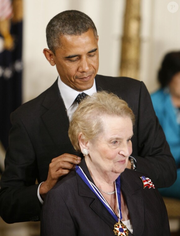 Le président des Etats-Unis Barack Obama remettait dans l'après-midi du 29 mai 2012 la Médaille présidentielle de la liberté à des personnalités majeures, dont Bob Dylan, dans la salle Est de la Maison Blanche.