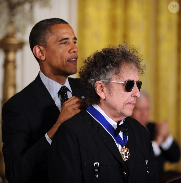 Barack Obama a décoré certains de ses héros : le président des Etats-Unis remettait dans l'après-midi du 29 mai 2012 la Médaille présidentielle de la liberté à des personnalités majeures, dont Bob Dylan, dans la salle Est de la Maison Blanche.