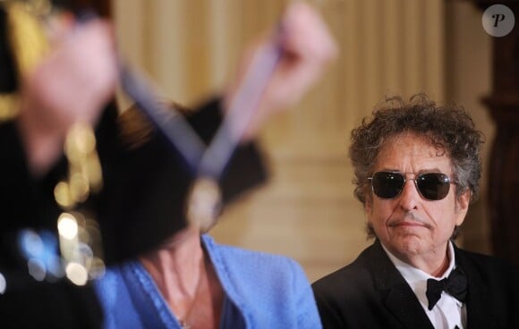 Le président des Etats-Unis Barack Obama remettait dans l'après-midi du 29 mai 2012 la Médaille présidentielle de la liberté à des personnalités majeures, dont Bob Dylan, dans la salle Est de la Maison Blanche.
