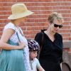 Maggie Gyllenhaal et sa maman Naomi accompagne la petite Ramona lors d'une petite sortie en famille pour la fête des mères le 13 mai 2012 à New York