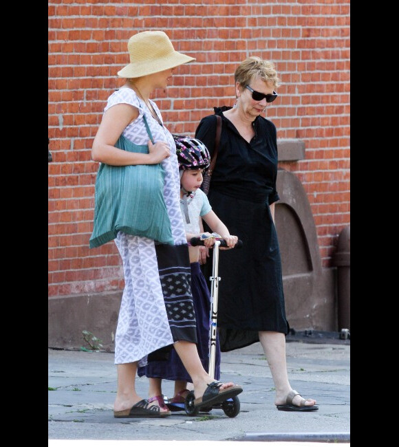 Maggie Gyllenhaal et sa maman Naomi accompagne la petite Ramona lors d'une petite sortie en famille pour la fête des mères le 13 mai 2012 à New York