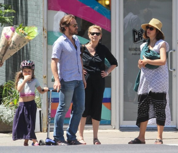 Maggie Gyllenhaal, sa maman Naomi, son mari Peter Sarsgaard, leurs filles Ramona et Gloria Ray lors d'unesortie en famille pour la fête des mères le 13 mai 2012 à New York