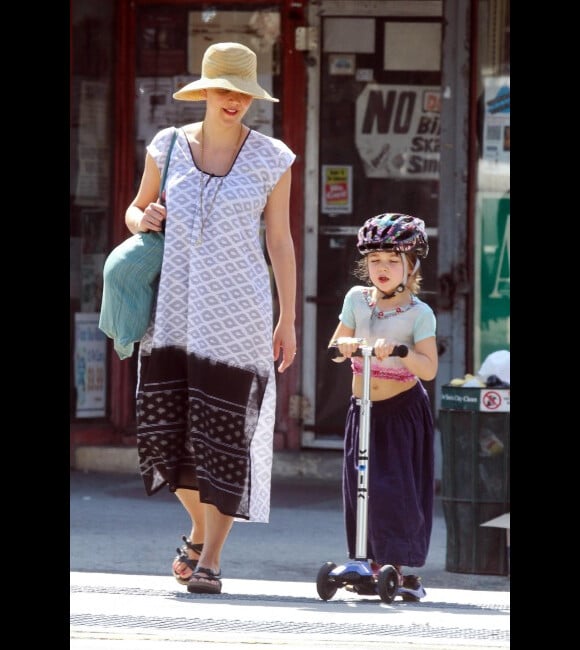 Maggie Gyllenhaal et sa petite Gloria Ray lors d'une sortie en famille pour la fête des mères le 13 mai 2012 à New York