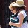 Maggie Gyllenhaal, porte sa petite Gloria Ray contre son coeur lors d'une sortie en famille pour la fête des mères le 13 mai 2012 à New York