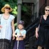 Maggie Gyllenhaal, sa maman Naomi, son mari Peter Sarsgaard, leurs filles Ramona et Gloria Ray s'offrent une petite sortie en famille pour la fête des mères le 13 mai 2012 à New York