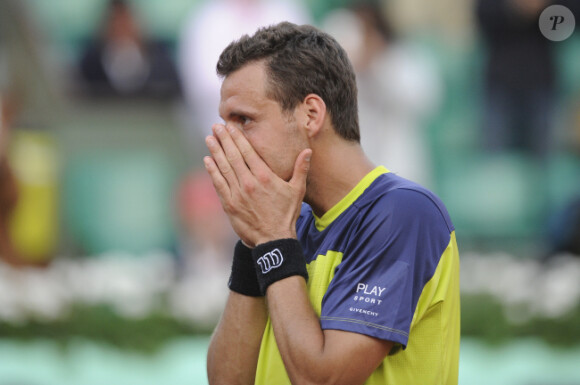 Paul-Henri Mathieu ne peut cacher son émotion à l'issu de son match marathon face à John Isner le 31 mai 2012 à Roland-Garros au terme de 5h41 de jeu (6-7, 6-4, 6-4, 3-6, 18-16)