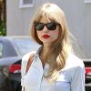 Pas de repos pour Taylor Swift, qui se rendait en studios le 28 mai 2012, jour du Memorial Day Weekend. La chanteuse portait une chemise bleu ciel sur un pantalon AG Adriano Goldschmied et des mocassins pourpre.