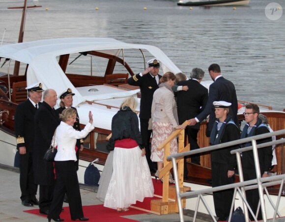 La célébration des 75 ans de Harald V de Norvège et de Sonja de Norvège le 31 mai 2012 à Oslo. La famille royale embarque pour se rendre sur le toit de l'opéra pour un spectacle en plein air.