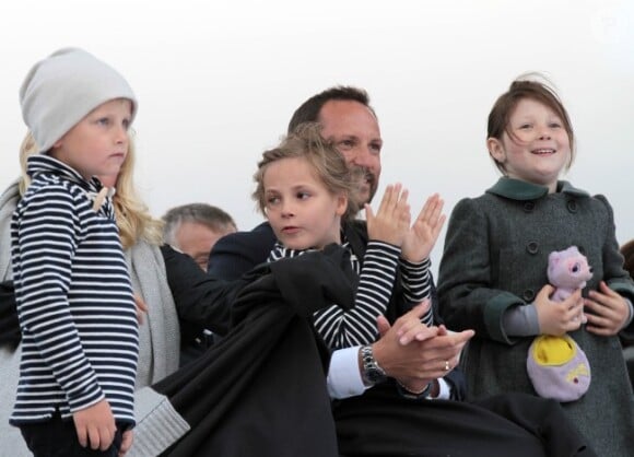 Le prince Sverre, la princesse Ingrid dans les bras de Haakon de Norvège et la princesse Maud Angelica lors de la célébration des 75 ans de Harald V de Norvège et de Sonja de Norvège le 31 mai 2012 à Oslo