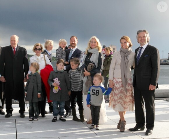La famille royale norvégienne lors de la célébration des 75 ans de Harald V de Norvège et de Sonja de Norvège le 31 mai 2012 à Oslo, pour un spectacle en plein air sur le toit de l'opéra